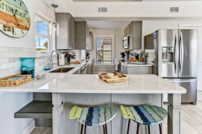 Dukes Beach House - Oceanfront - Huge Deck - Breathtaking Views